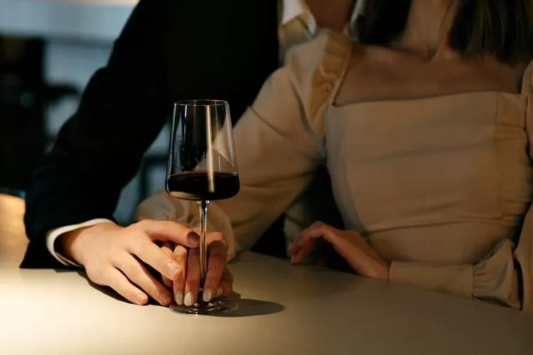 Ilustrasi ramalan cinta dan karir zodiak Gemini dan Cancer yang berlaku besok Jumat 31 Januari 2025  (pexels/cottonbro studio)