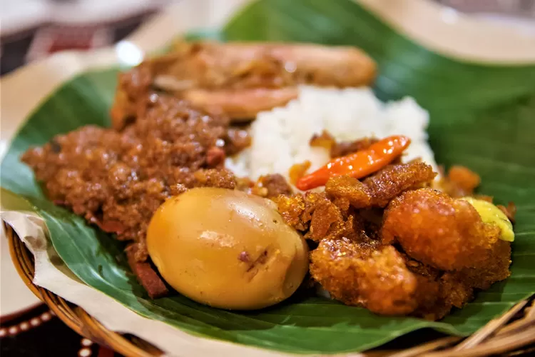 Salah satu kuliner Jogja yang sangat terkenal yaitu gudeg. Berikut resep rahasia gudeg Jogja. Selamat mencoba. (Foto : https://www.indonesia.travel/id/id/ide-liburan/jangan-tinggalkan-yogyakarta-sebelum-mencicipi)