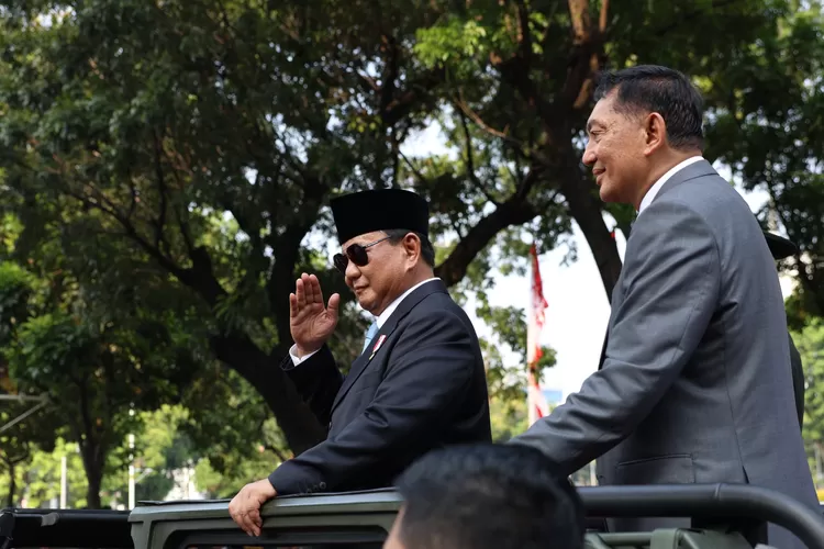 Presiden Prabowo Subianto dan Menteri Pertahanan Sjafrie Sjamsoeddin saat menaiki kendaraan Maung Pindad usai acara serah terima jabatan di Kementerian Pertahanan, Jakarta, Selasa (22/10). (Promedia)