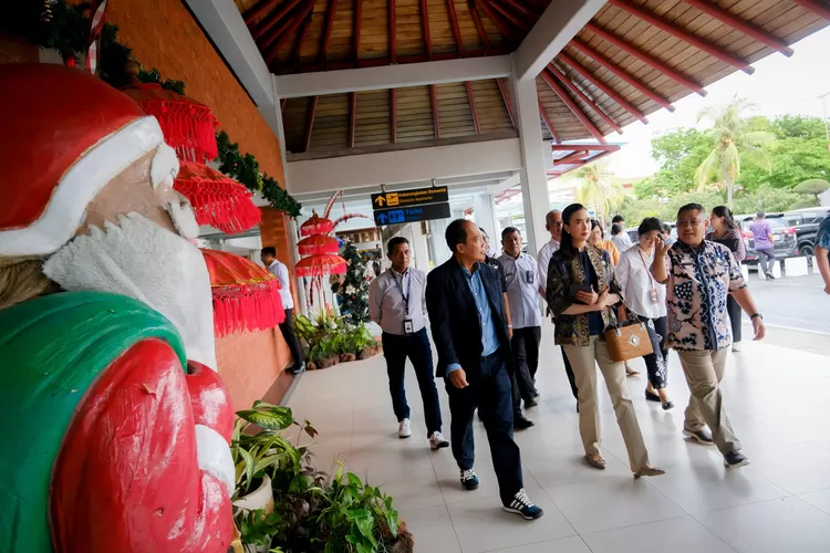 Menpar Widiyanti meninjau fasilitas terbaru di Bandara Ngurah Rai bersama tim Kemenpar dan pihak bandara, siap menyambut lonjakan wisatawan. (Kemenparekraf)