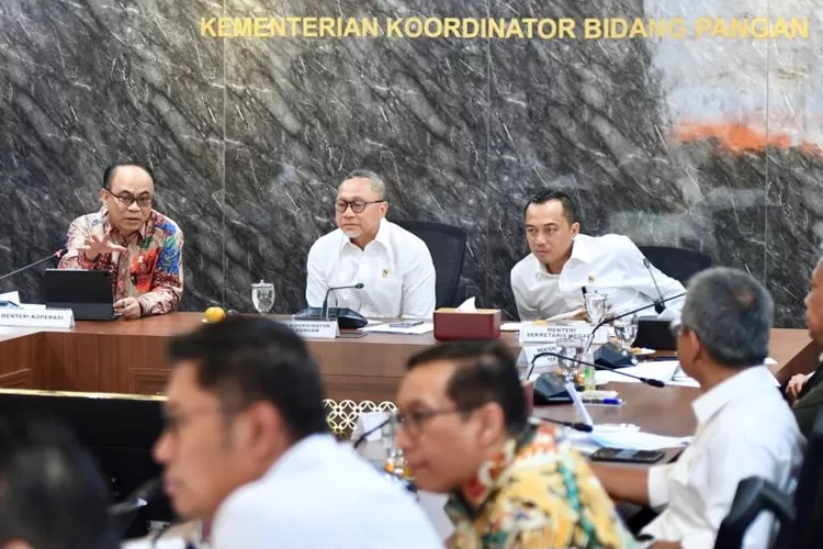 Menkop Budi Arie dalam Rapat Koordinasi Terbatas Kopdes Merah Putih di Kemenko Pangan, Jakarta, Kamis (10/4). (Foto: setneg.go.id)