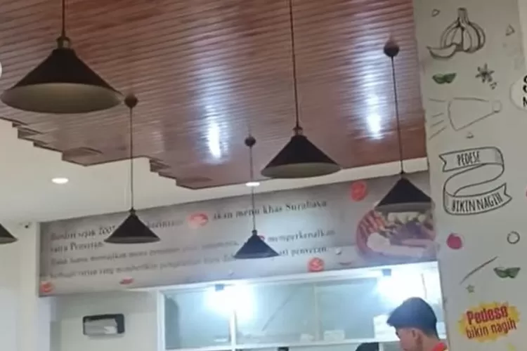 Tangkapan layar video viral suasana hening di resto yang diduga hindari jeratan royalti lagu.  (Instagram.com/pembasmi.kehaluan.real)