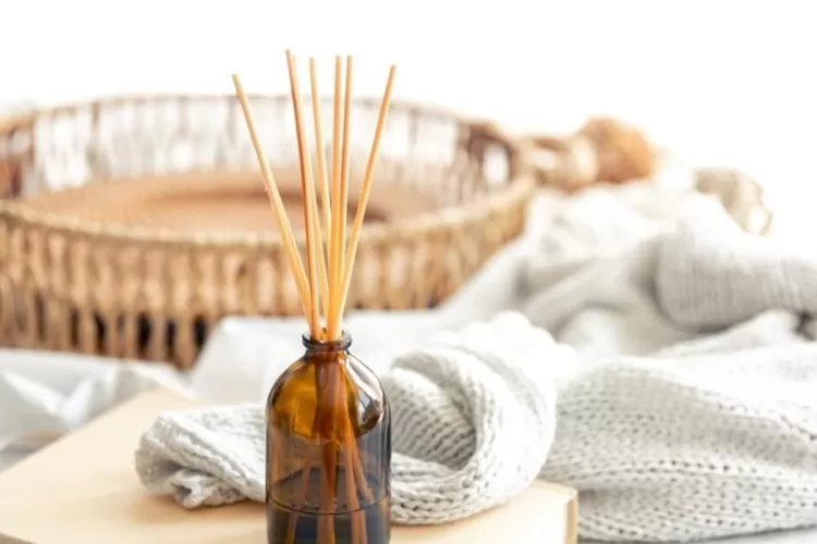 Foto ilustrasi penggunaan reed diffuser di dalam ruangan.  (Freepik/pvproductions)