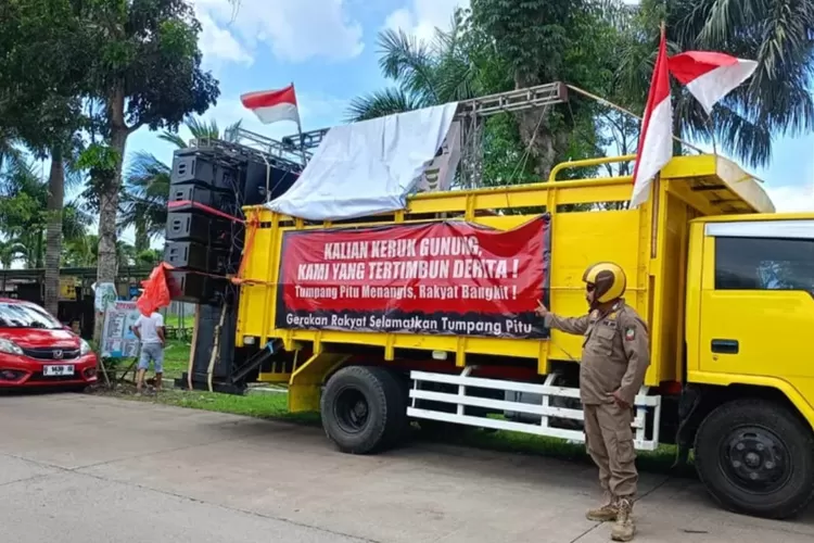 Gerakan Rakyat Selamatkan Tumpang Pitu (GRSTP) menggelar aksi demonstrasi menolak aktivitas tambang emas PT Bumi Suksesindo. (Dok. Adatah.com)