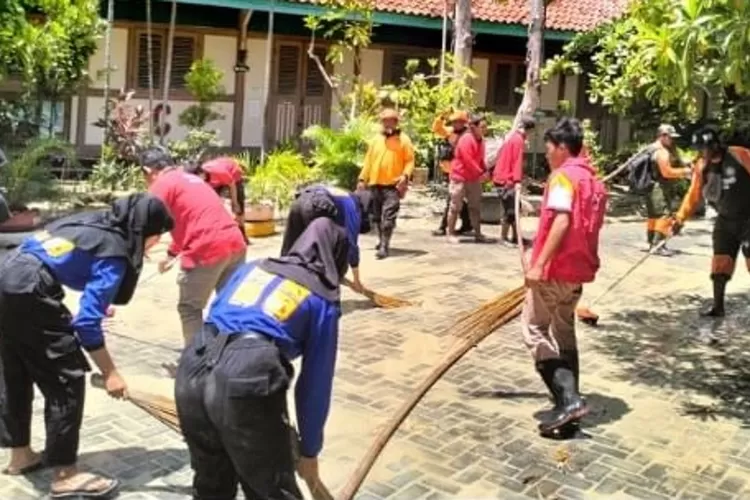 Banjir Grobogan Surut, BPBD Sragen Bantu Pembersihan Sarana Pendidikan ...