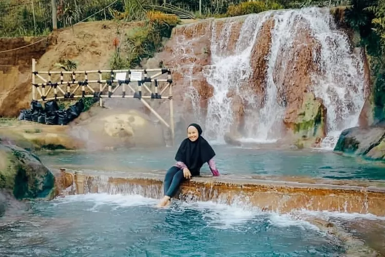 Rasakan Sensasi Berendam Air Panas Sambil Menikmati Air Terjun Eksotis