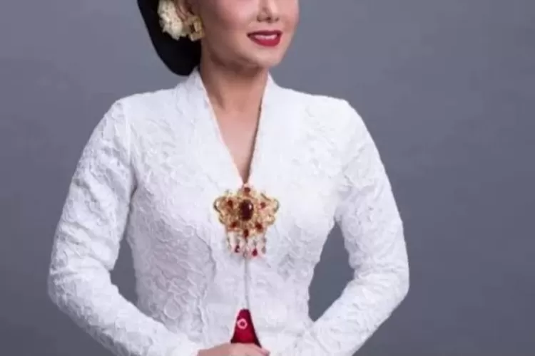 Simak 5 Jenis Kebaya Khas Wanita Indonesia Yang Dapat Memancarkan ...