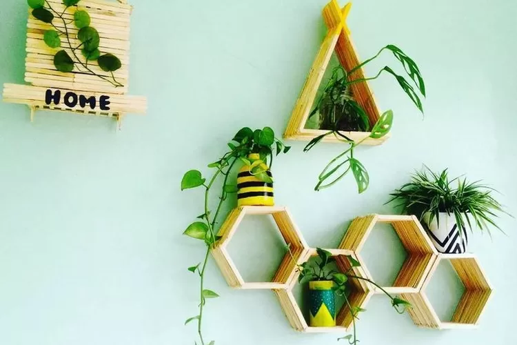 Ilustrasi hiasan dinding dengan tanaman hias untuk ruang tamu minimalis