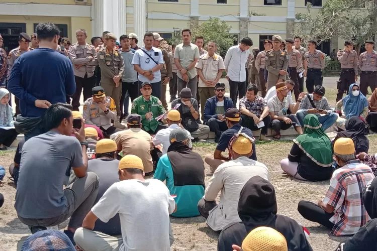 Masyarakat Bangka Tengah menggelar aksi damai untuk mempercepat pelantikan wakil Bupati Bangka Tengah yang sudah terpilih