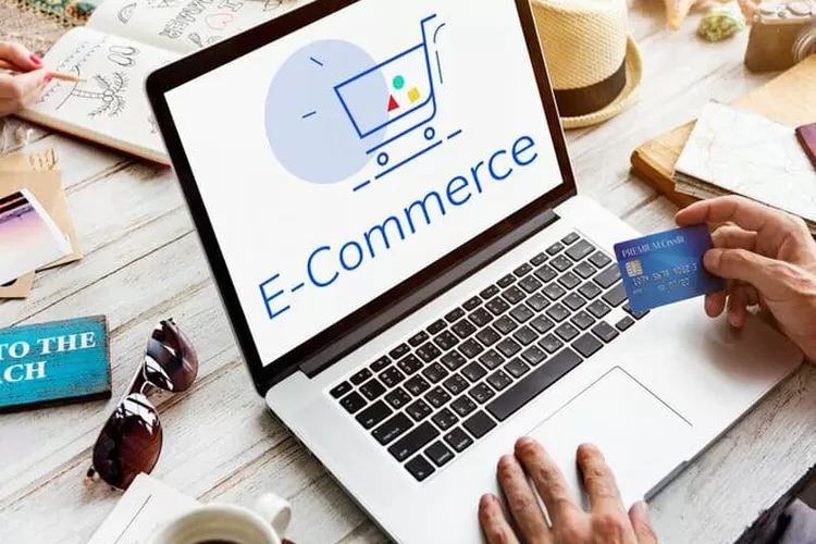 Dalam era digital saat ini, media sosial dan e-commerce menjadi dua kekuatan besar yang saling melengkapi (Credit: Freepik.com)