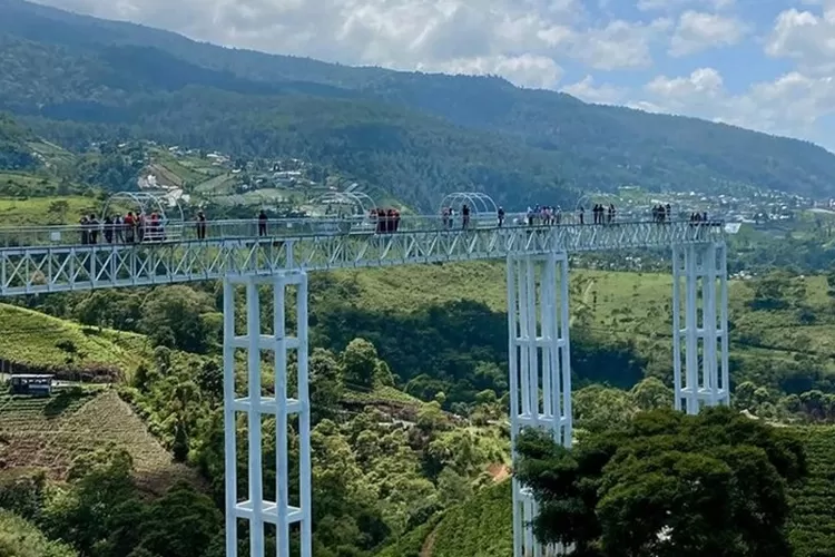 KEREN! Jembatan Kaca Dengan Panjang 120 Meter Di Jateng Ini Menawarkan ...