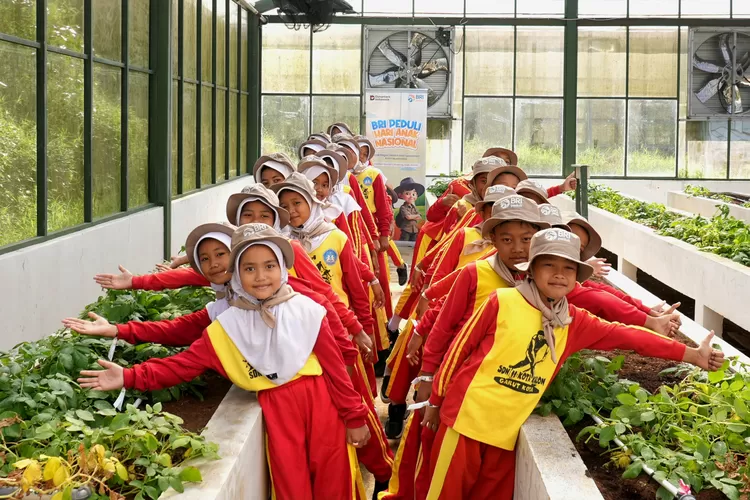 BRI Peduli rayakan Hari Anak Nasional 2025 dengan ajak siswa SDN 7 Garut belajar bertani kentang langsung di lahan. (Dok. BRI)