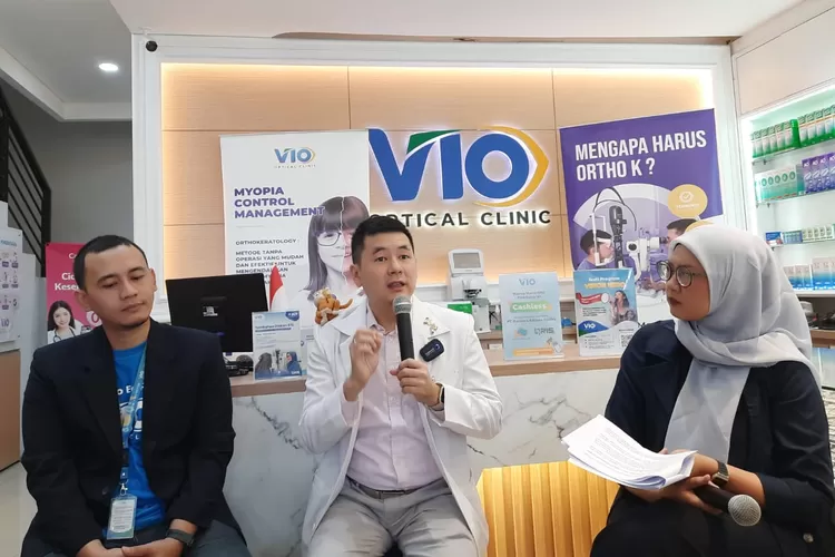 Product Management VIO Optical Clinic Muhammad Agus Shandi (kiri) dan Founder &amp; Chief Doctor VIO Optical Clinic Andri Agus Syah, OD, FPCO, FAAO, FIALVS (tengah) saat memaparkan program PERMADANI (Periksa Mata Dari Dini). (Ahmad Taofik)
