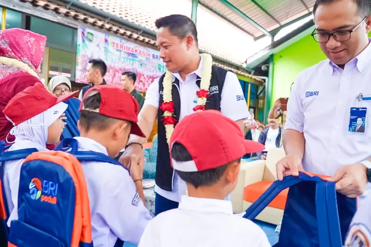 Penyerahan bantuan BRI Peduli kepada SDN Sagalaherang 1 di Subang, Jawa Barat