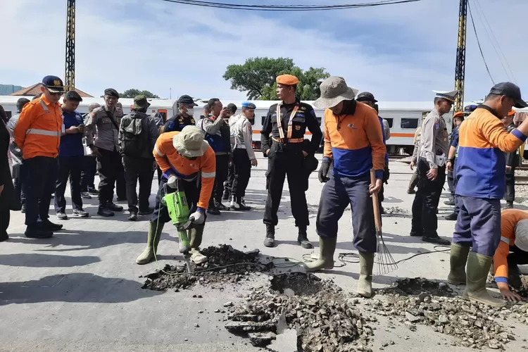 Petugas KAI Daop 2 Bandung Bersama BTP Kelas 1 Bandung menutup perlintasan sebidang No.157 Ciroyom pada Rabu 23 Oktober 2024.