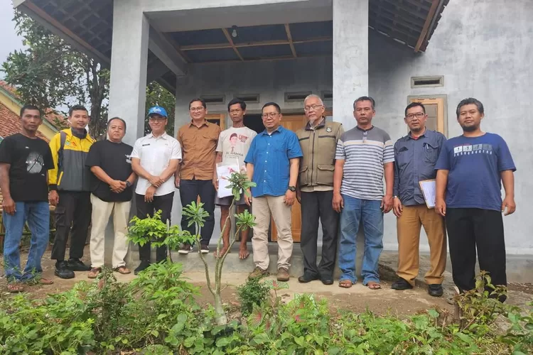 Kepala Disperkim Jabar Dr Indra Maha ST MT melaksanakan monitoring dan evaluasi program rumah tinggal layak huni yang berlokasi di Kelurahan Babakan Jawa, Majalengka, baru-baru ini.
