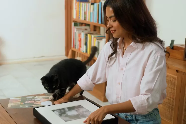 Artis Eva Celia bersama Samsung Music Frame.