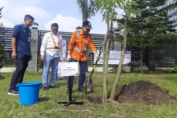Penanaman Pohon di KAI Daop 2 Bandung.