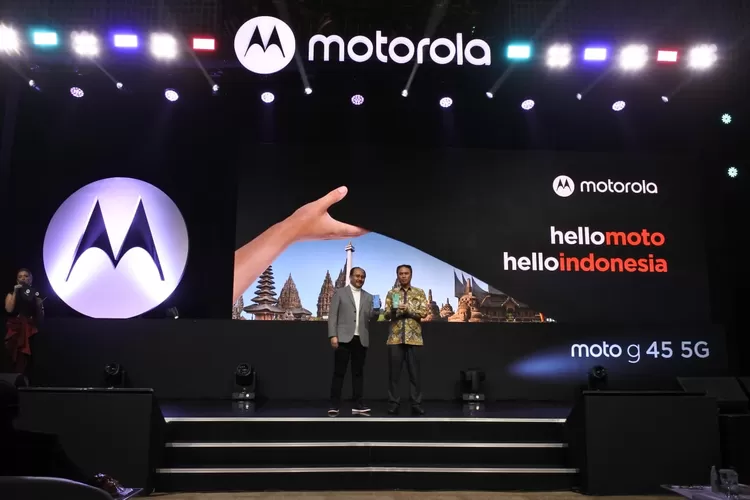 Country Head Motorola Indonesia Bagus Prasetyo bersama Sekretaris Direktorat Jenderal ILMATE Ir. Sopar Halomoan Sirait, M.Si.saat launching moto g45 5G. 