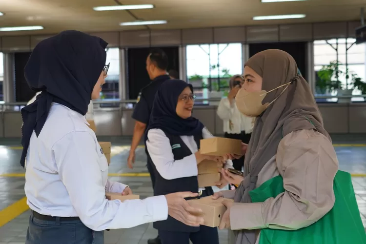 Pemberian bantuan sosial dari KAI Properti kepada masyarakat.