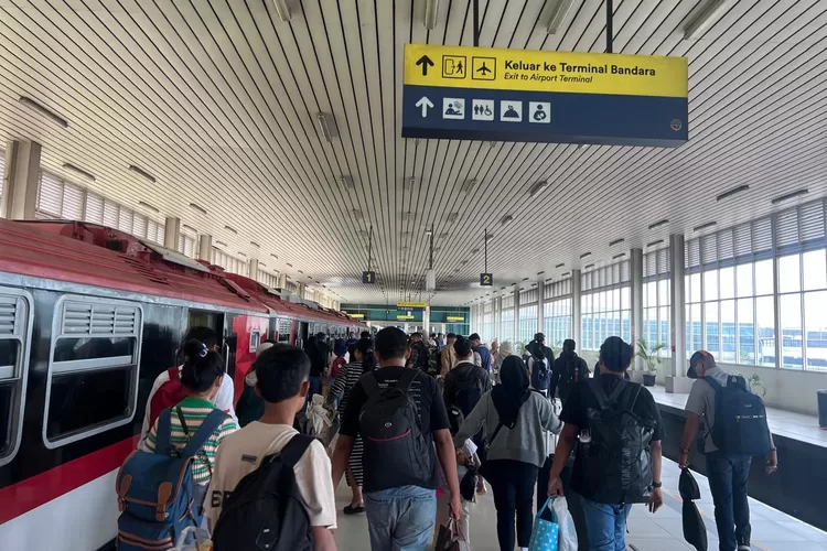 Pemberangkatan para penumpang KA Bandara di Stasiun Yogyakarta.