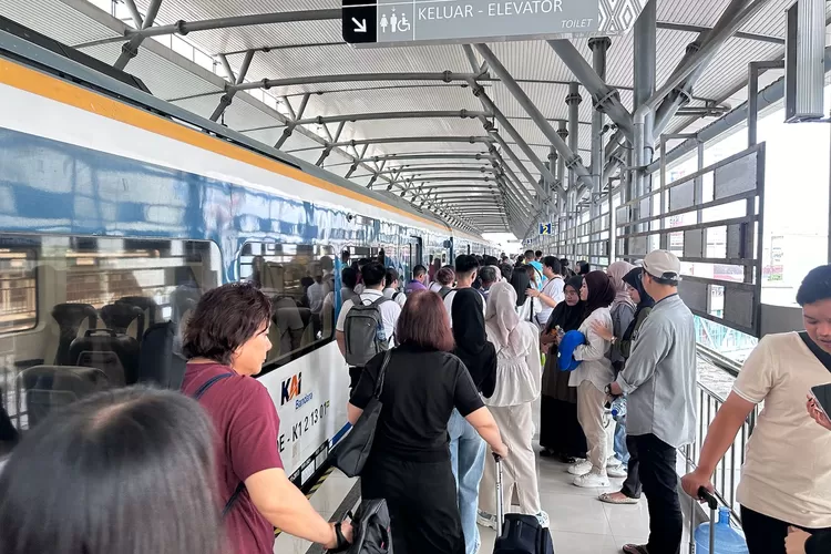 Para penumpang KA Bandara di musim angkutan Lebaran.