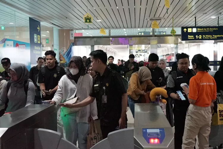 Para penumpang KAI Bandara sedang mengantre.