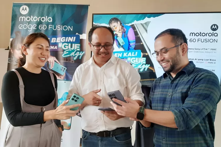 Miranda V Warokka, Marketing Head, Motorola Indonesia; Bagus Prasetyo, Country Head of Motorola Indonesia; Bapak Zulfahmi, Product &amp; Portfolio Head, Motorola Indonesia saat memperkenalkan Motorola edge 60 FUSION di Kota Bandung, Jumat 30 Mei 2025.
