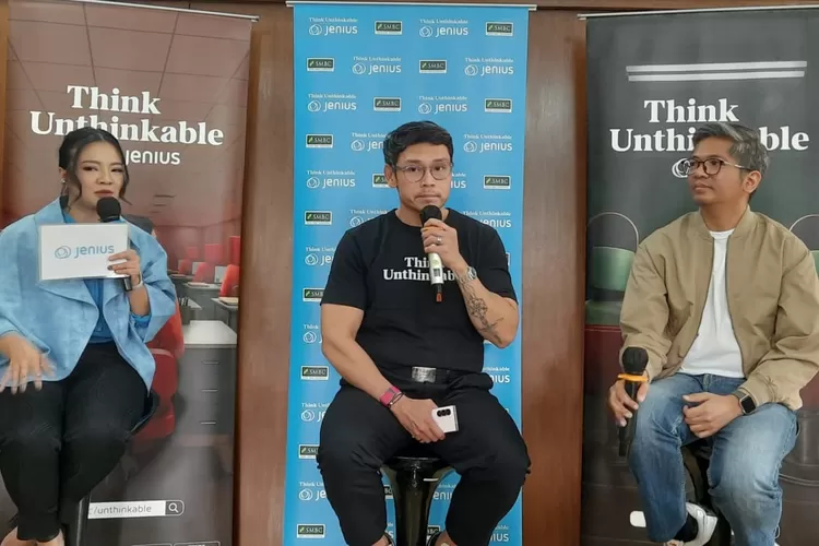 TALKSHOW: Febri Rusli, Digital Banking Product &amp; Innovation Head SMBC Indonesia (tengah) Budi Raharjo, Certified Financial Planner sekaligus Director &amp; Co-Founder Oneshildt Financial Planning (kanan).