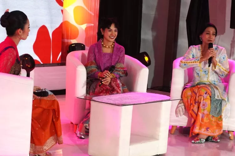 Talkshow tema &ldquo;Berdaya Lewat Kebaya: Perempuan, Identitas, dan Inspirasi Generasi&rdquo; menghadirkan penyanyi Andien dan Ketua Komunitas Kebaya Menari, Yanti Moeljono.