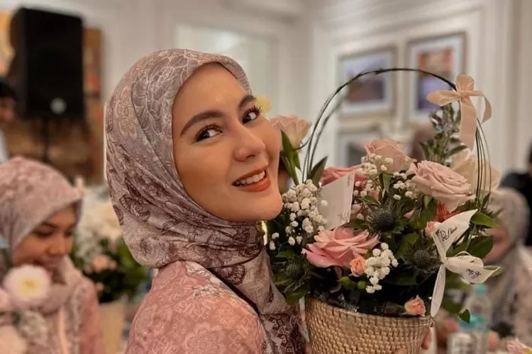 Paula Verhoeven minta doa untuk anak-anaknya. (Instagram/paula_verhoeven)