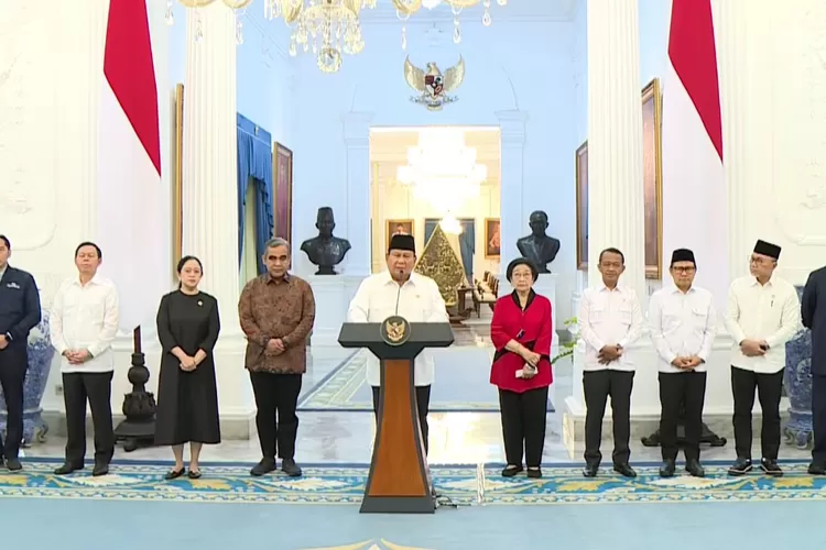 Presiden Prabowo (tengah) saat konferensi pers bersama para ketua umum partai politik dan pimpinan DPR serta MPR.  (Youtube/Sekretariat Presiden)