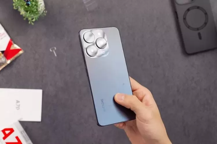 HP harga 1 jutaan dari Transsion Holding Itel A70 (YouTube.com@GadgetIn)