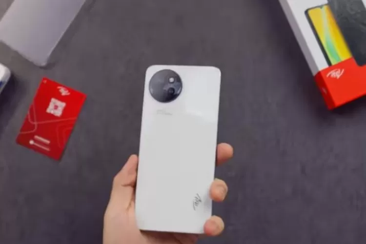 HP dari Transsion Holding Itel S23 yang dibandrol dengan harga 1 jutaan saja (YouTube.com@GadgetIn)