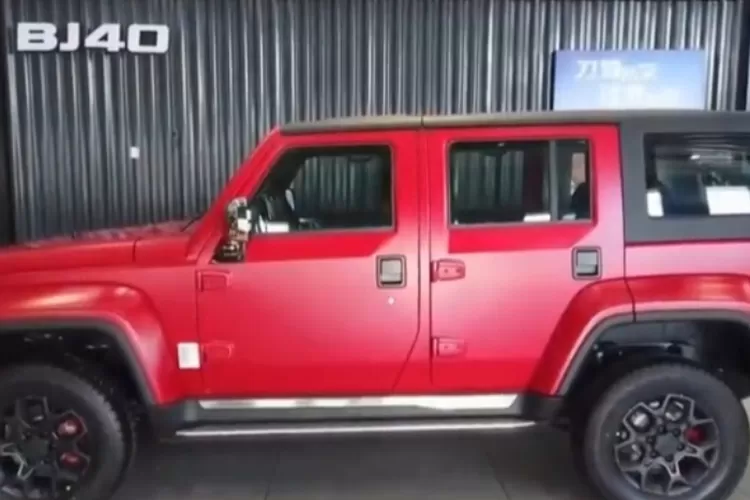Gambar mobil listrik BAIC BJ40 kembaran dari Jeep Wrangle Rubicon (Youtube.com@AUTO DP)