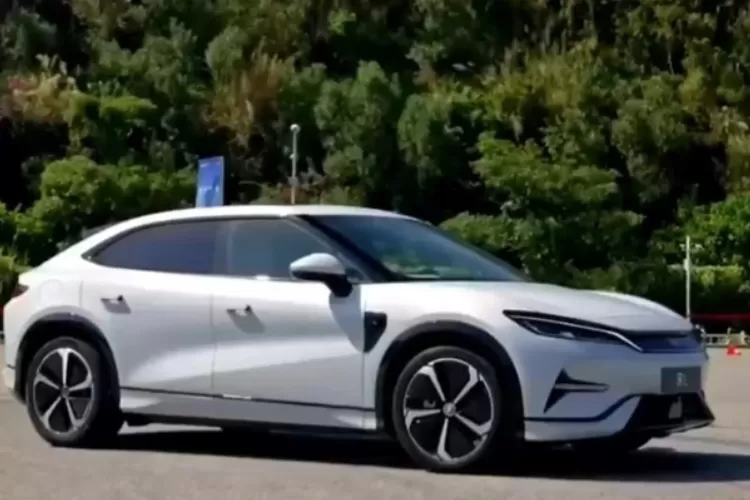 Gambar mobil BYD Song L keluaran terbaru (Youtube.com@AUTO DP)