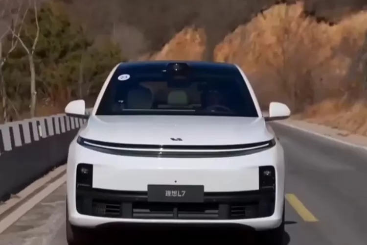 Gambar mobil Li Auto L7  (Youtube.com@AUTO DP)
