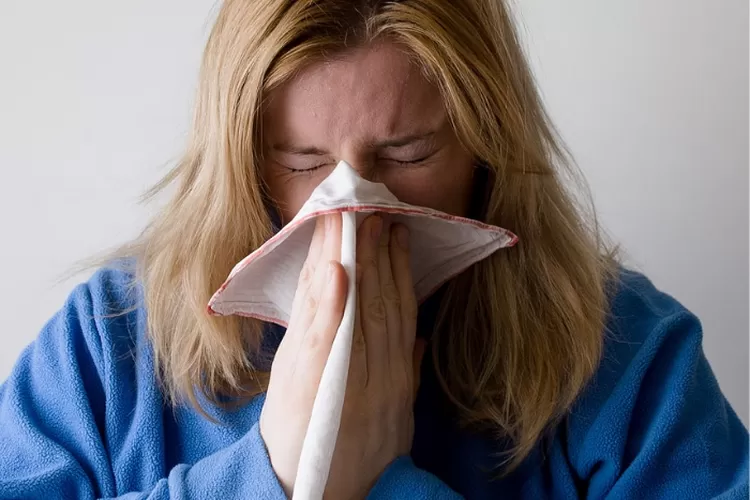 ilustrasi seseorang sedang bersin (PIXABAY/Mojpe)