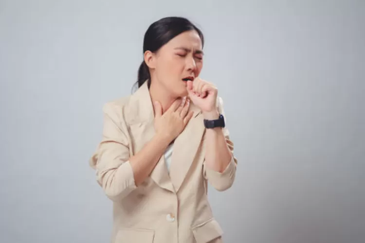 seorang wanita sedang batuk dan memegang lehernya (PIXABAY/Jajah-sirinut)