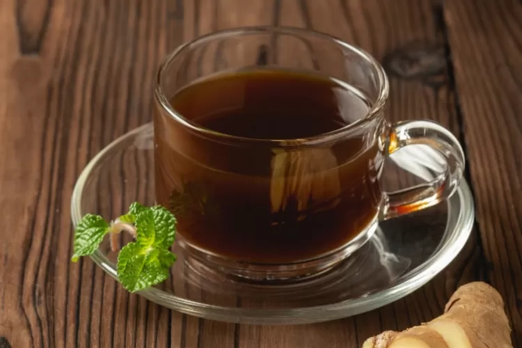 Air jahe dan bahan-bahan alami ini dapat menjadi ramuan untuk melancarkan haid (Freepik@jcomp)