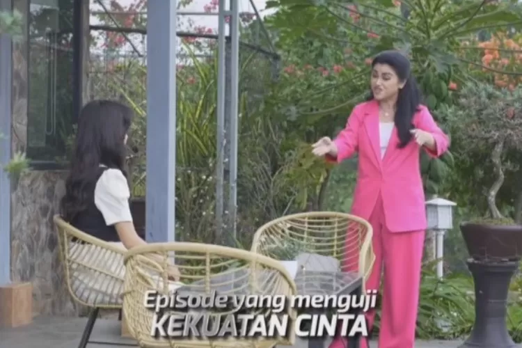 Sinopsis Di Antara Dua Cinta: Mama Gina semakin murka kepada Shafira karena Shafira lebih memilih Dania di banding suaminya (Instagram@sinemart_ph.com)