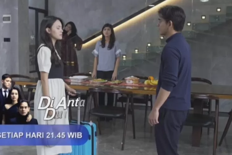 Sinopsis Di Antara Dua Cinta: Shafira angkat kaki dari rumah Julian! apakah Julian menggunakan mengizinkan Shafira pergi?  (Instagram@sinemart_ph.com)