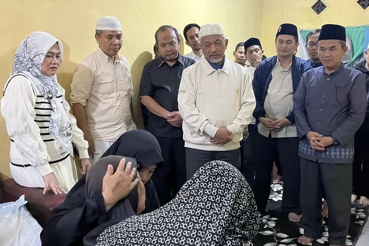 Presiden PKS, Ahmad Syaikhu melayat ke rumah duka kader PKS Jabar, Firman Nurdi. (Istimewa)