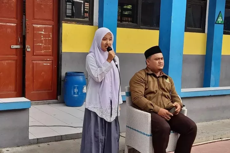 Salah satu siswa SMK sedang memberikan penjelasan dalam kegiatan Aksi Berbahasa. (Dok. AlurInformasi.com)