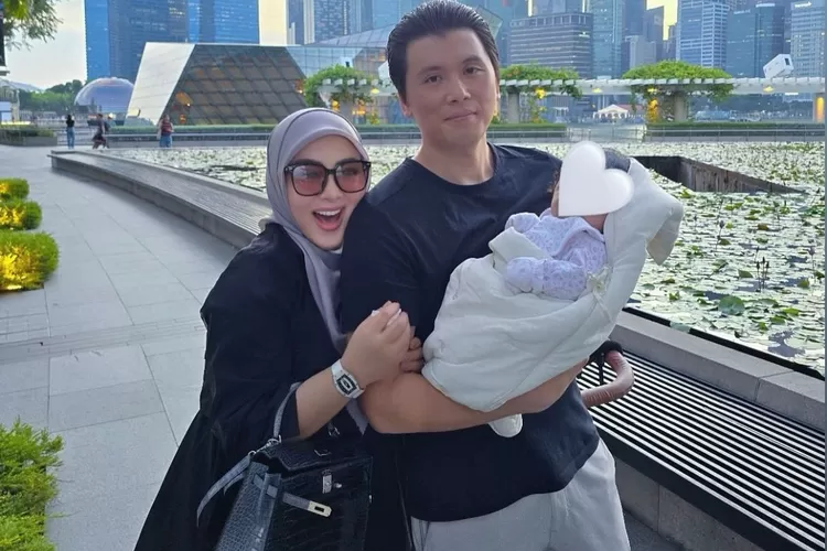 Syahrini, Reino Barack, dan anak pertamanya. (Instagram.com/princessyahrini)