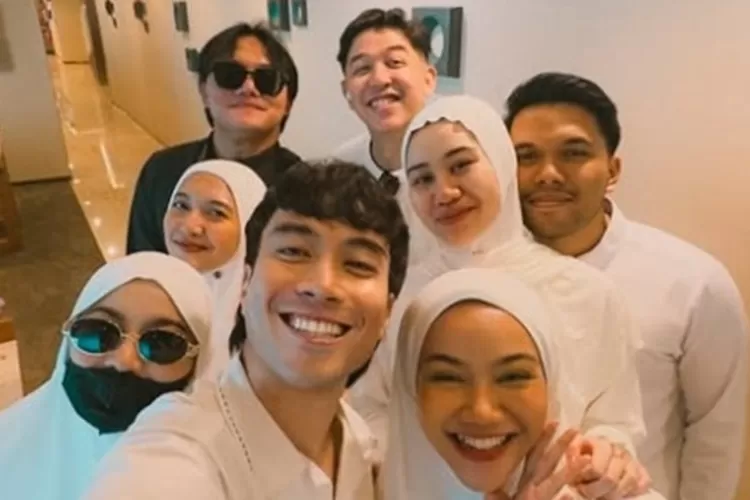 Mahalini, Rizky Febian, dan teman-teman artis berangkat umroh. (Instagram.com/vidialdiano)