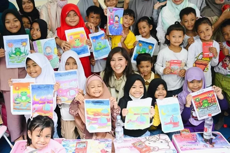 Menteri Komunikasi dan Digital (Menkomdigi), Meutya Hafid saat bersama anak-anak Indonesia dalam kegiatan memperingati Hari Anak Sedunia, pada 20 November 2024. (Instagram.com/@meutya_hafid)