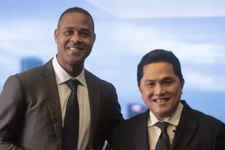 Pelatih baru Timnas Indonesia, Patrick Kluivert bersama Ketum PSSI, Erick Thohir dalam sesi presentasi jumpa pers di Hotel Mulia, Jakarta, pada Minggu, 12 Januari 2025. (Instagram.com/@patrickkluivert)