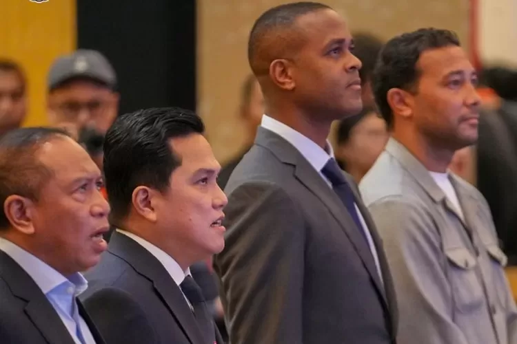 Potret pelatih baru Timnas Indonesia, Patrick Kluivert bersama jajaran PSSI dalam jumpa pers di Jakarta, pada Minggu, 12 Januari 2025. (Instagram.com/@patrickkluivert9)