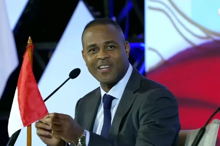 Potret juru taktik anyar skuad Timnas Indonesia, Patrick Kluivert yang sebut pemain lokal akan menjadi jantungnya Tim Garuda di bawah kepemimpinannya. (YouTube.com/PSSI)